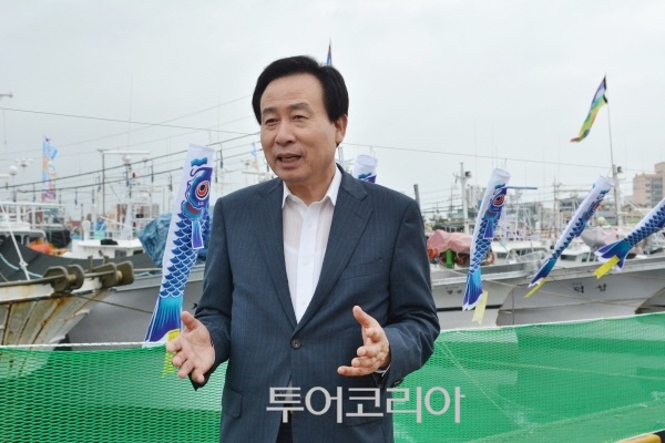 목포항구축제에 많아 찾아와 목포의 맛과 멋을 즐길 것을 당부하고 있는 박홍률 목포시장 .