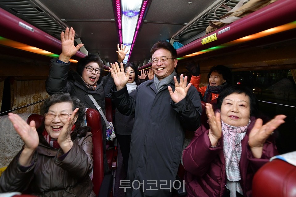 18일 여행 첫날 아침 이철우 경북도지사가 서울 강남역을 깜짝 방문해 안동으로 출발하는 투어버스에 올라 관광객들과 첫 여행을 축하하고 있다.
