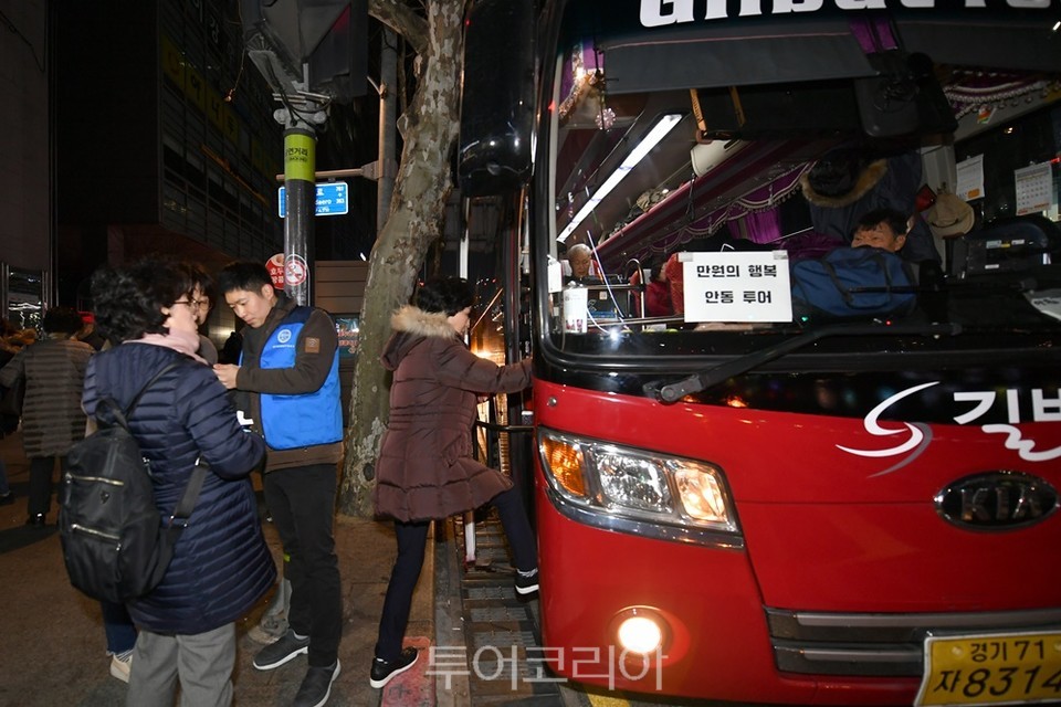 18일 ‘버스타고 대구경북 여행’ 첫날 아침 관광객들이 안동으로 출발하는 투어버스에 오르고 있다.