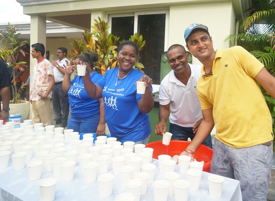 코스 중간중간 마라톤 참가자들에게 물을 나눠주는 모습