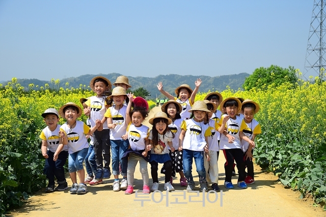 제천 의림지뜰 유채꽃길 걷기Day에 참가한 아이들이 활짝 웃고 있다. /사진-제천시