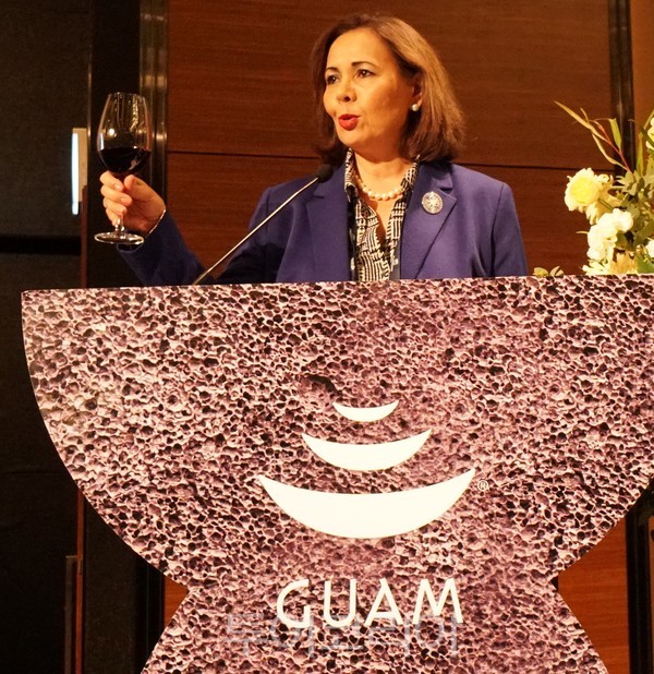 필라 라구아나(Pilar Laguaña)괌정부관광청장이 건배 제의를 하는 모습<br>