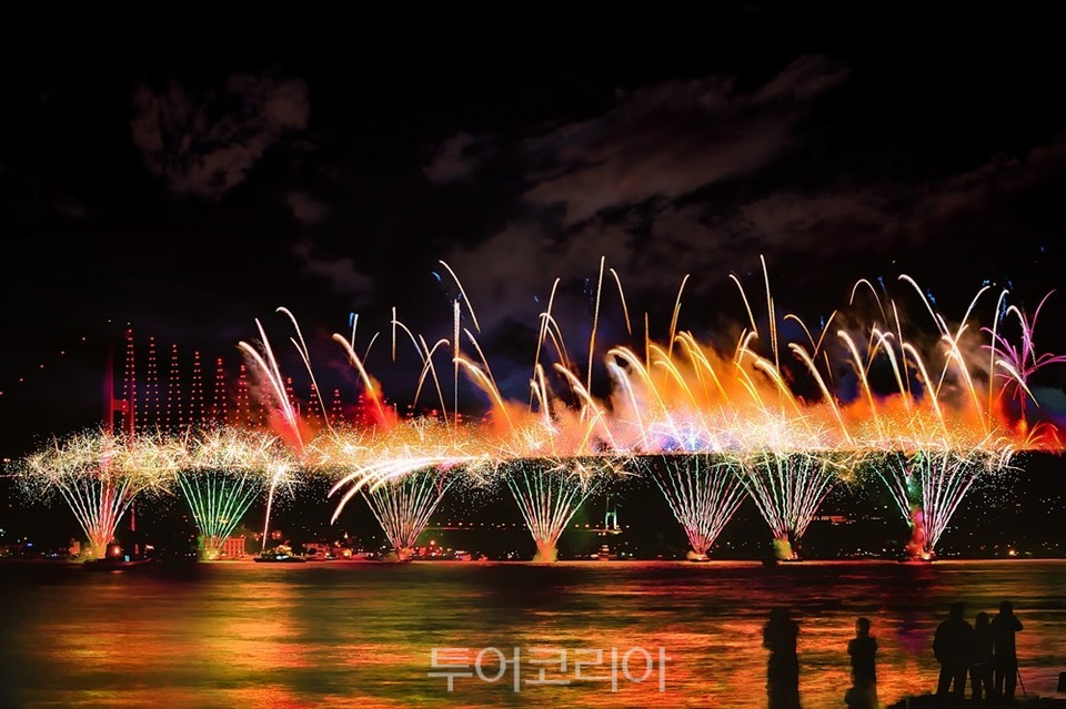 새해를 알리는 보스포러스 대교 위의 화려한 불꽃놀이 Pixabay_Alpcem