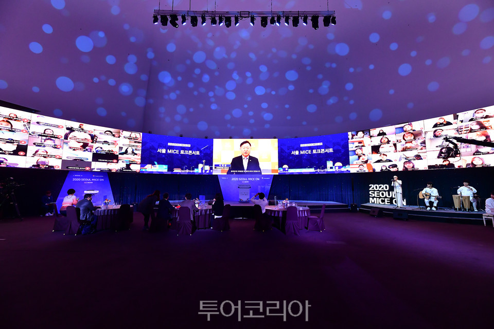 2020년 11월 플로팅 아일랜드 컨벤션에서 하이브리드 형태로 개최된 SEOUL MICE ON
