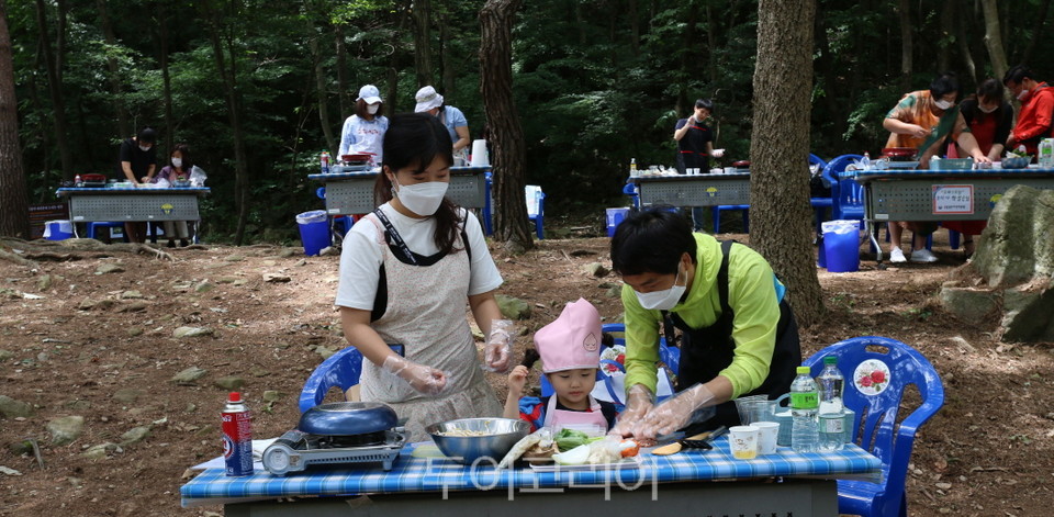 숲 속 요리교실 포레스토랑 참가자들이 요리 만들기 체험을 하고 있다.