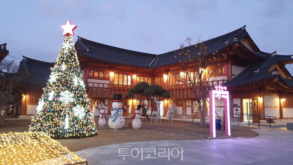 광한루원 동문에 자리한 예루원마당에서 진행되고 있는 크리스마스 경관