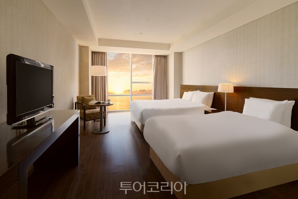 코오롱 계열 리조트의 '선라이즈 패키지'로  호텔 객실에서 일출 감상