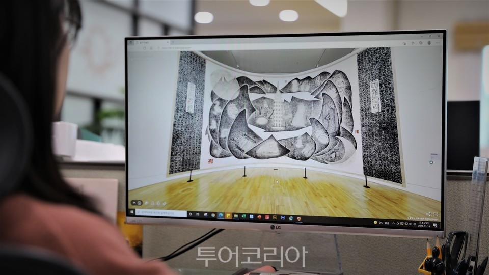 관람객이 솔거미술관 VR전시관을 통해 박대성 화백 작품 몽유 신라도원도을 관람하고 있다.