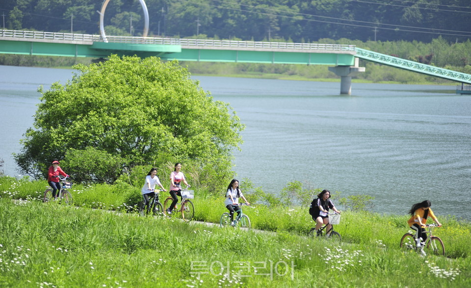 ‘성큼 다가온 일상’ -관광객들이 화천 북한강 자전거길에서 라이딩을 즐기고 있다. 사진은 코로나19 확산 이전인 2018년 봄= 화천군 제공