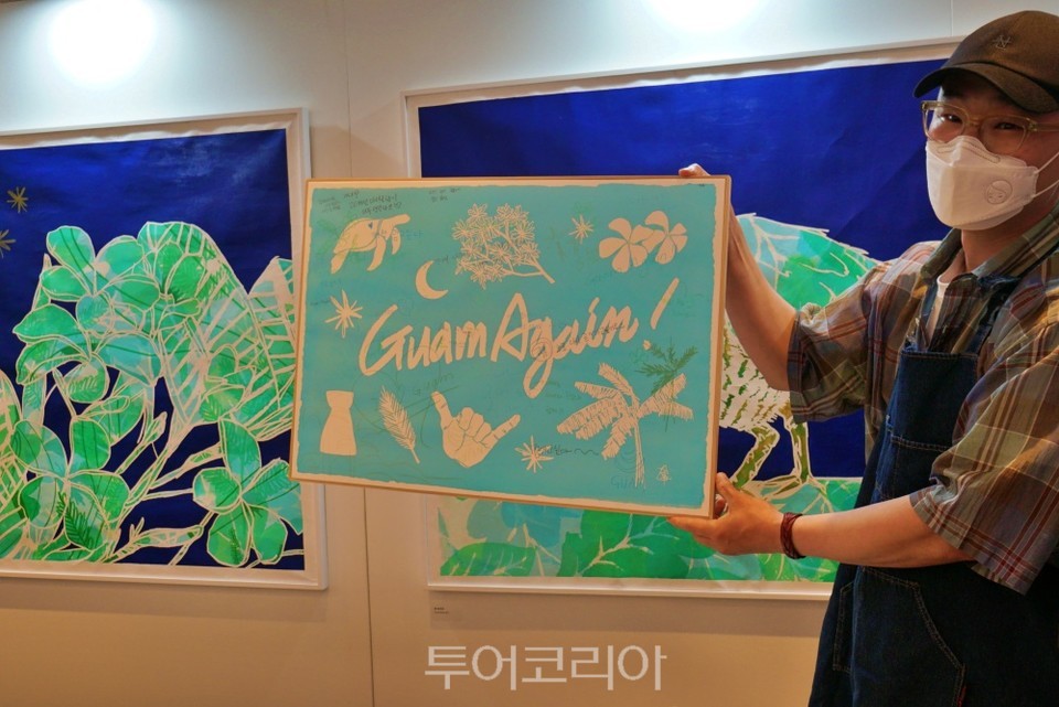 비주얼 아티스트 김건주 작가가 13일 열린 사진전 개막식에서 아트 퍼포먼스를 펼쳤다.
