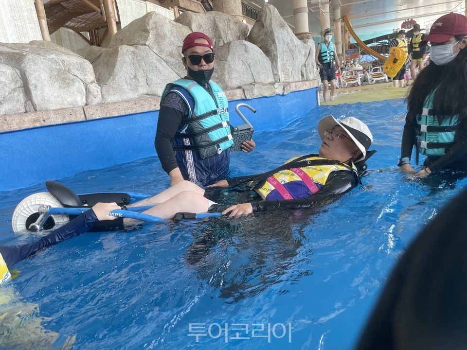 해변용 휠체어를 타고 물놀이를 즐기는 모습./사진=서울관광재단