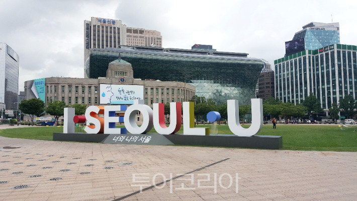 서울광장에 설치된 도시브랜드 'I·SEOUL·U' 상징물. 사진=서울시