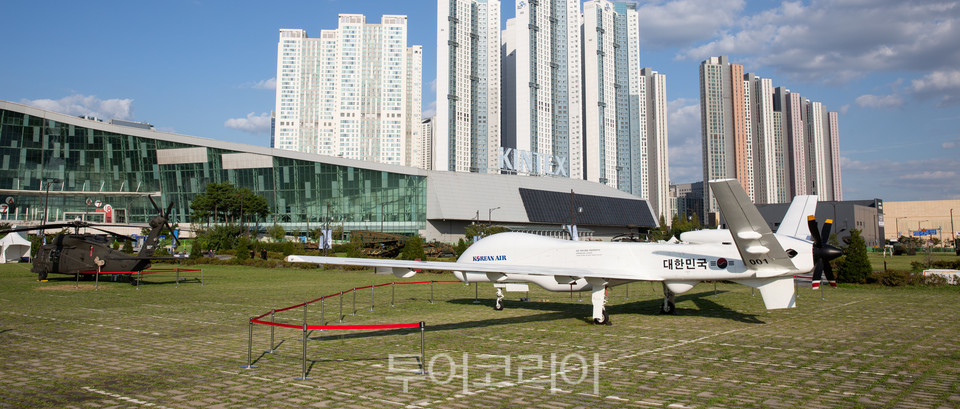 DX KOREA 2022 야외 전시장에 전시된 고성능 전략 무인항공기인 '중고도 무인기' 실물