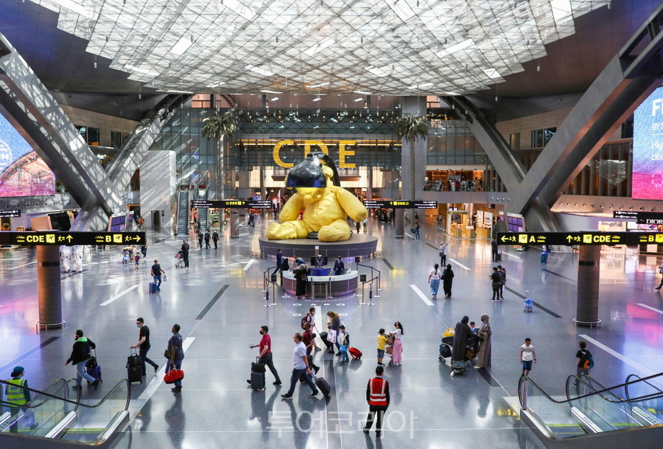 하마드 국제공항에 전시된 우르스 피셔의 램프 베어 (c)카타르항공