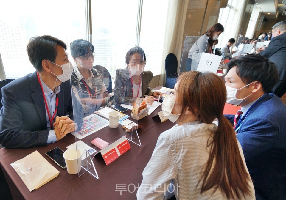 일본 규슈-한국 여행업 관계자들은 1대 1 상담을 진행, 활발하게 비즈니스 기회를 모색했다.