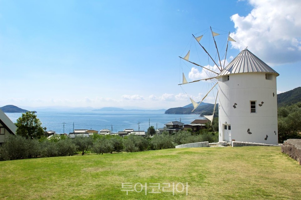 쇼도시마 올리브공원의 랜드마크 언덕 위의 풍차