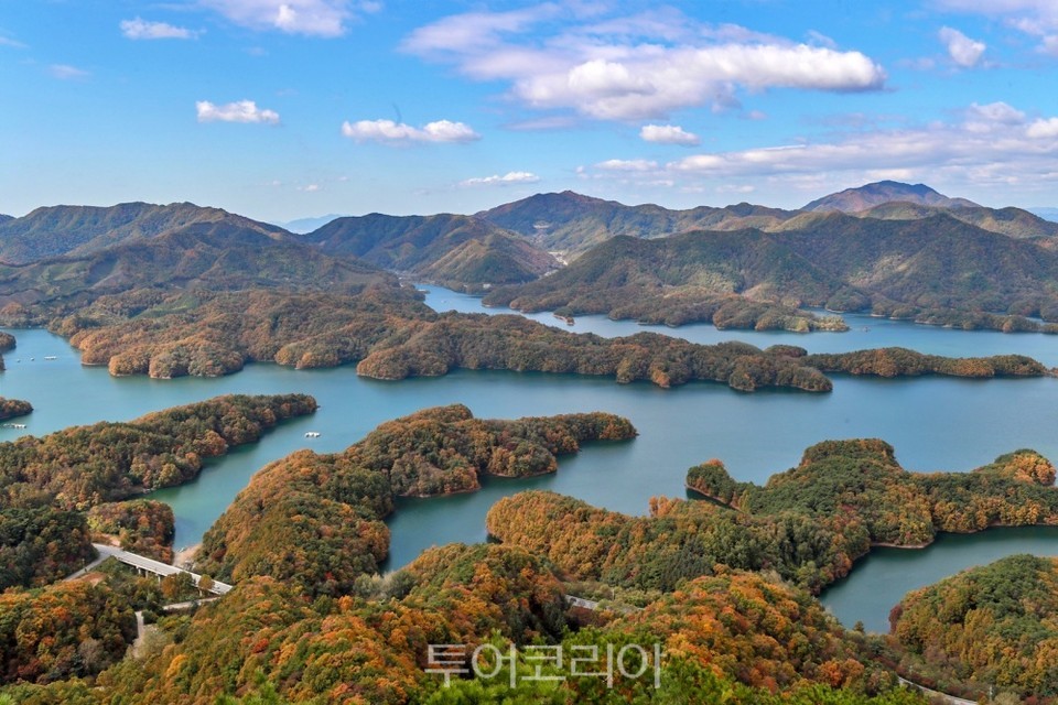 김영환 충북지사는 25일 충주시에서 조성 중인 악어봉 탐방로를 방문했다.
