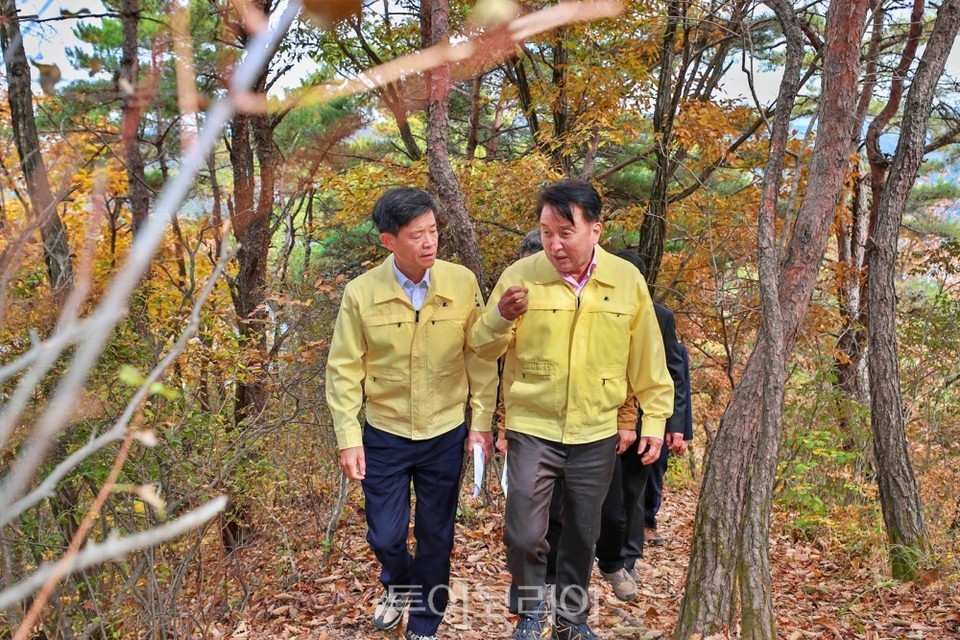 김영환 충북지사는 25일 충주시에서 조성 중인 악어봉 탐방로를 방문했다.