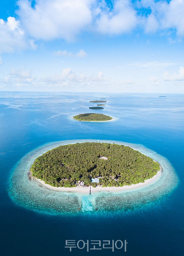 몰디브 서부의 바 환초 지역