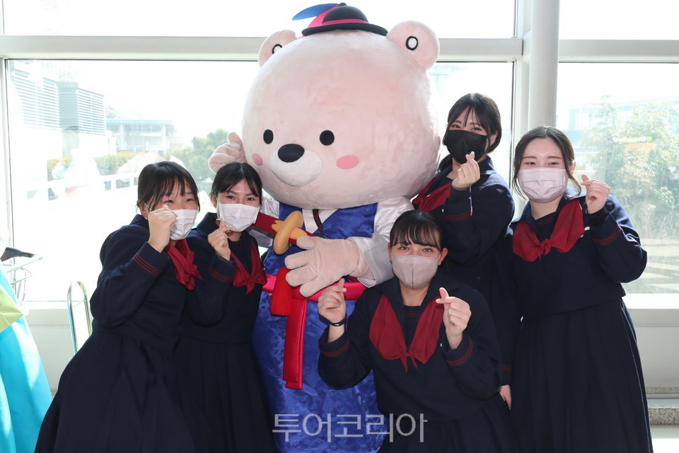 루테루 고등학교 환영행사가 21일 열렸다. 한국관광공사 무고미 캐릭터인형과 사진찍는 일본 루테루고등학교 학생들