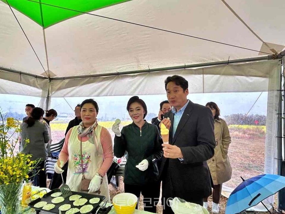 김남일 포항시 부시장이 23일 개장식에 참석해 유채 아이스크림을 비롯한 시식 체험을 하고 있다.