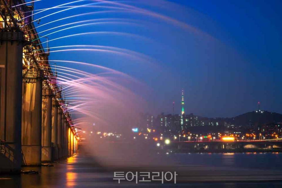서울브릿지 맛-켓이 개최되는 잠수교와 무지개분수 야경