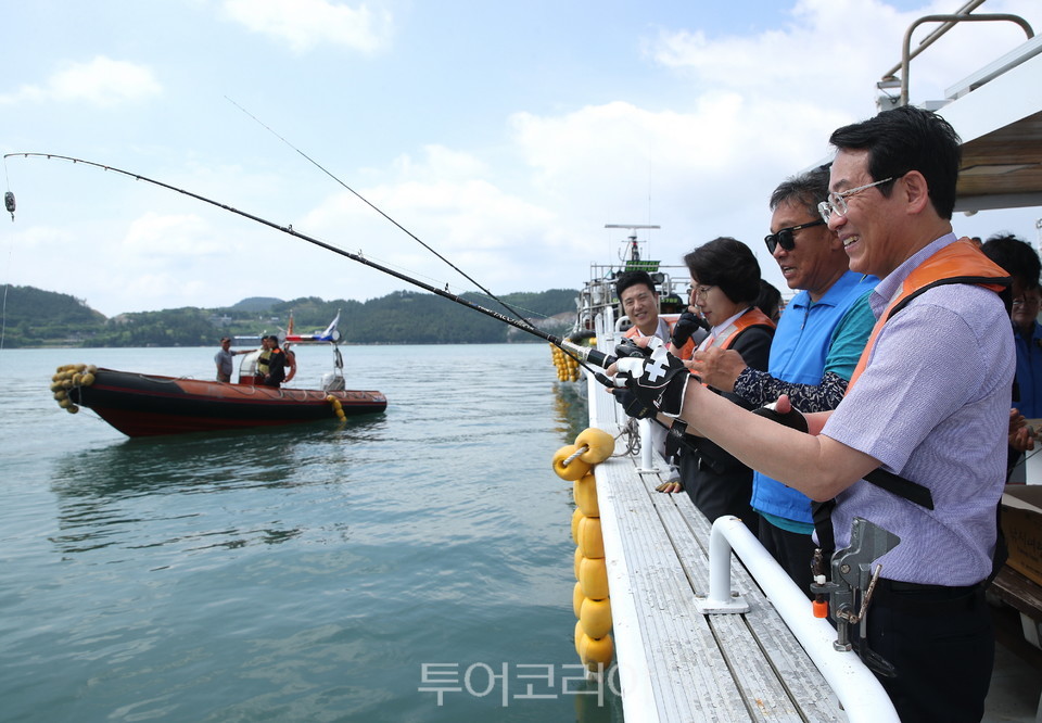 바다낚시 어선 출항식 행사가 개최되고 있다.
