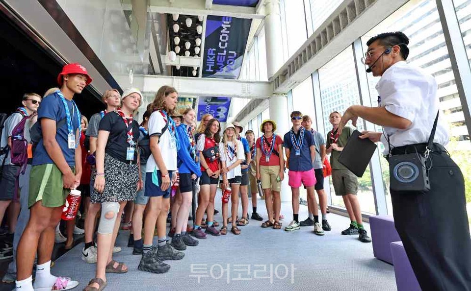 새만금 세계스카우트잼버리 대회에 참가한 덴마크와 노르웨이 스카우트 대원들이 9일 문화체육관광부와 한국관광공사가 운영 중인 서울 중구 하이커그라운드를 관람하고 있다.