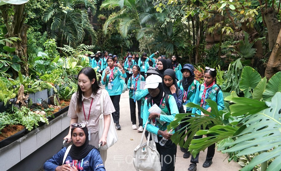 서울식물원 관람하는 몰디브 단원들