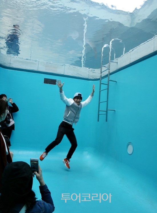 ‘가나자와 21세기 미술’의 인기 작품 ‘The Swimming Pool’의 기발함을 유쾌하게 즐기며 기념 사진을 찍는 여행객들