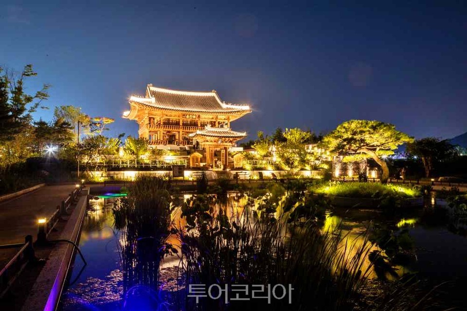 올해 야간개장을 시작한 국립세종수목원 궁궐정원. 가을밤의 정취를 만끽할 수 있다.촬영 채지형 여행작가