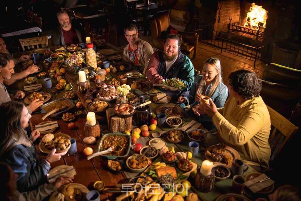 호비튼무비세트 샤이어 마을의 야경 ⓒHobbiton Movie Se  호비튼 무비세트에서 저녁식사를 즐기고 있는 모습 ⓒMiles Holden