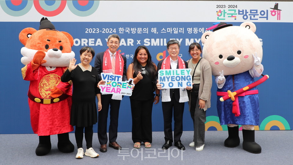 문체부와 한국관광공사는 '2023-2024 한국방문의해'를 맞아 지난 21일 외국인 관광객 환대 행사 '스마일리 명동을 개최했다.