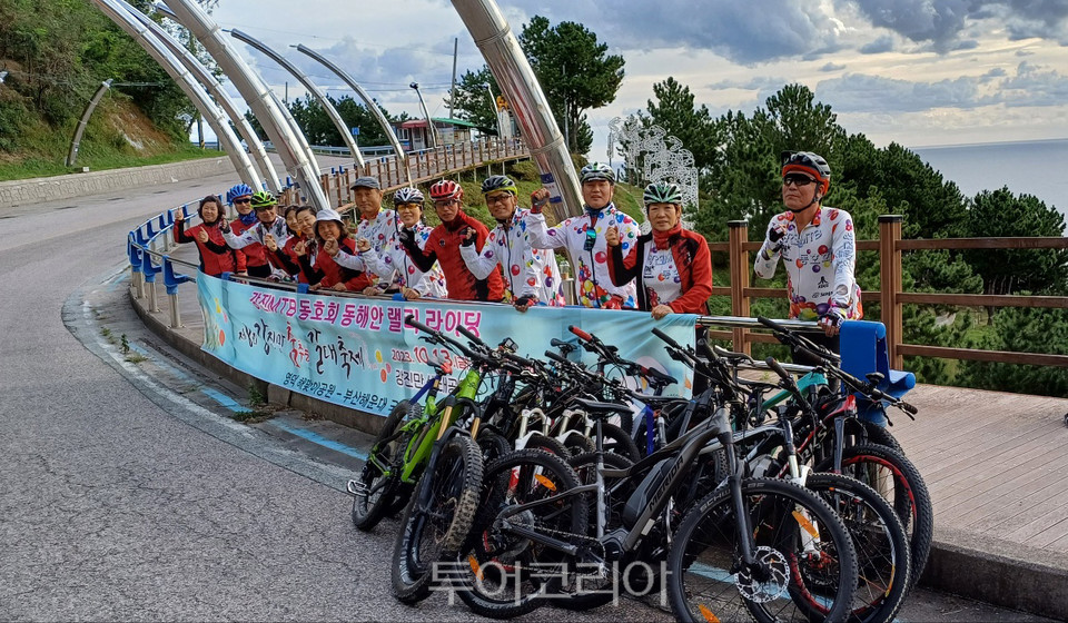 강진MTB동호회원들이 영덕 해맞이공원 일대에서 자전거를 잠시 세우고 포즈를 취하고 있다.