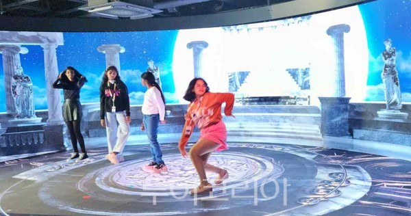 서울 한국관광공사 서울센터 '하이커 그라운드'에서 K-팝 댄스를 추는 외국인 관광객들