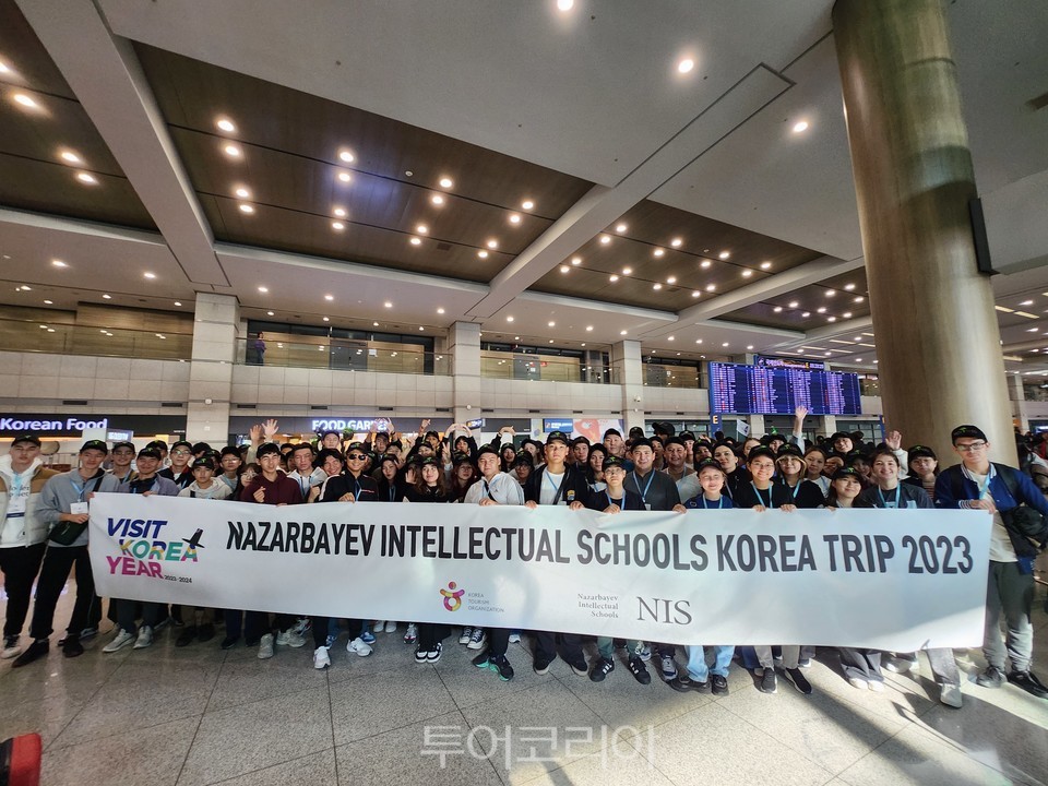 인천국제공항에 도착한 NIS 학생들