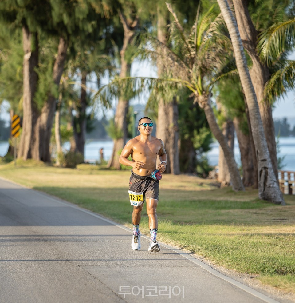 사이판 비치로드를 달리고 있는 2020 사이판 마라톤 참가자