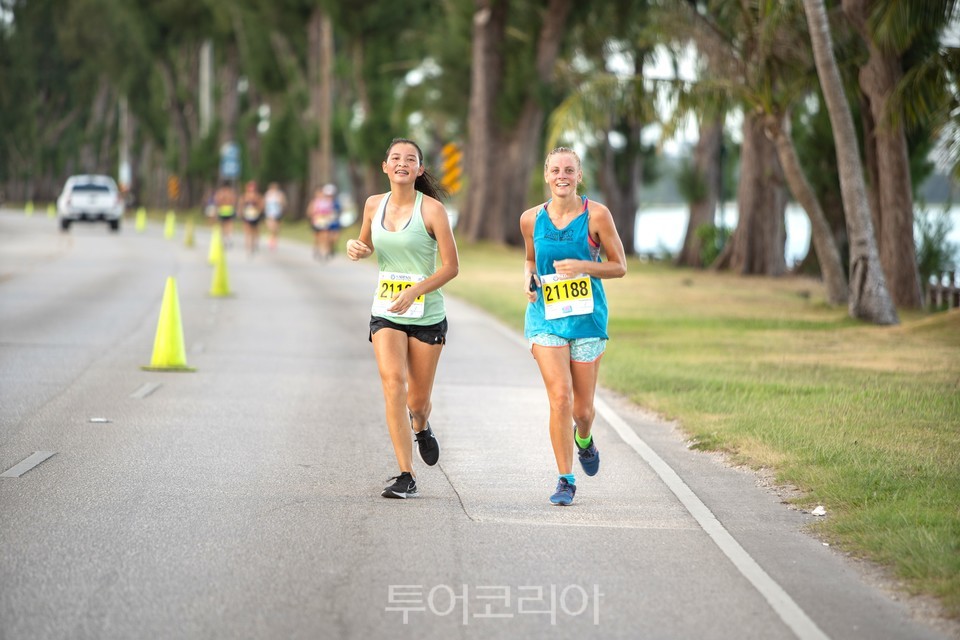 사이판 비치로드를 달리고 있는 2020 사이판 마라톤 참가자