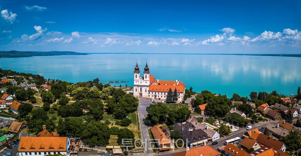 발라톤 호수와 라벤더로 유명한 티허니 전경 ⓒ 헝가리 관광청