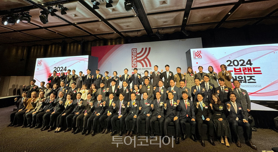 화천군이 24일 서울 더플라자 호텔에서 열린 ‘2024 K-Brand Awards’시상식에서 축제관광 도시 부문을 수상했다.사진-화천군