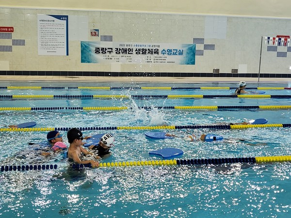 장애인 생활체육 수영교실 수업 모습(사진제공=중랑구청)