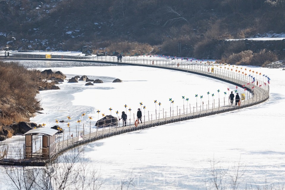 겨울 한탄강 물윗길 / 사진-철원군