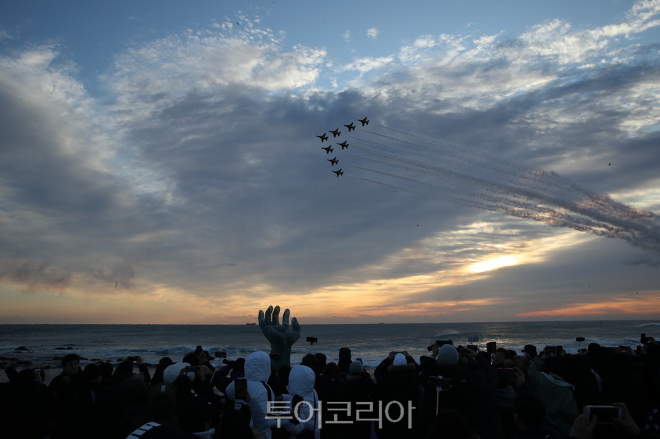 1일 새벽 경북 포항시 호미곶 상공에 공군 특수비행팀 블랙이글스가 새해  일출 축하 비행을 하고 있다.