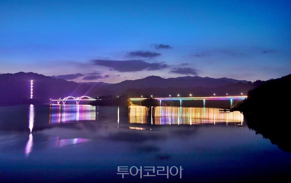 김천 부항댐 출렁다리 아름다운 야간조명. 김천시 제공