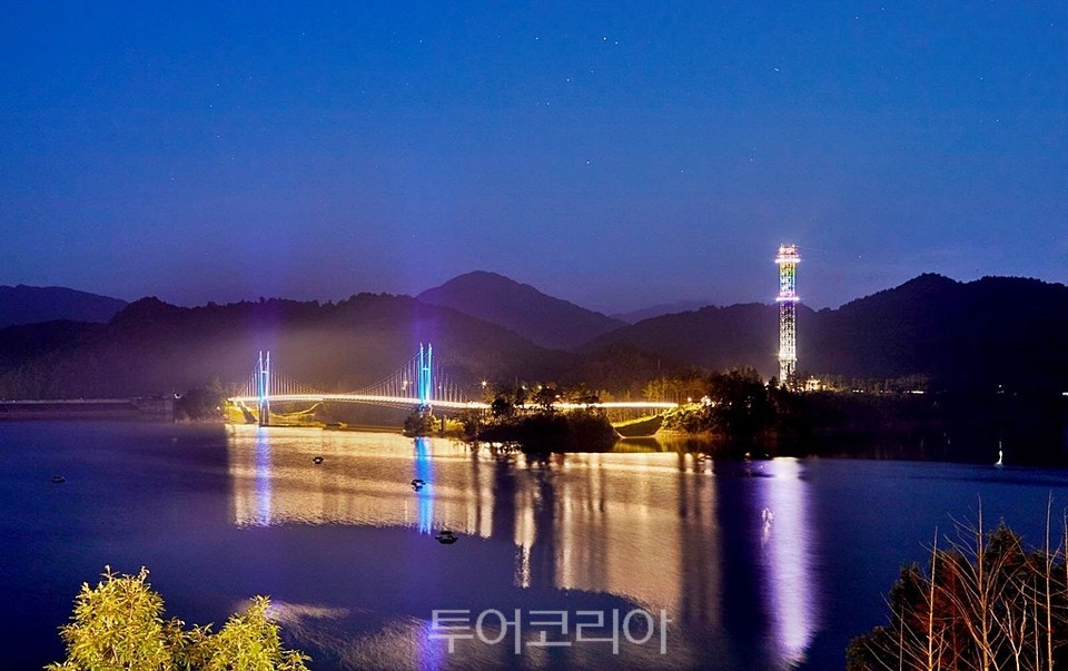 김천 부항댐 출렁다리 아름다운 야간조명. 김천시 제공