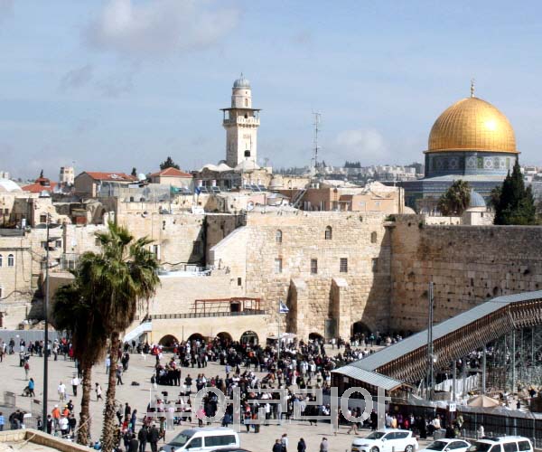 예루살렘 올드시티 통곡의 벽 뒤로 황금사원이 보인다