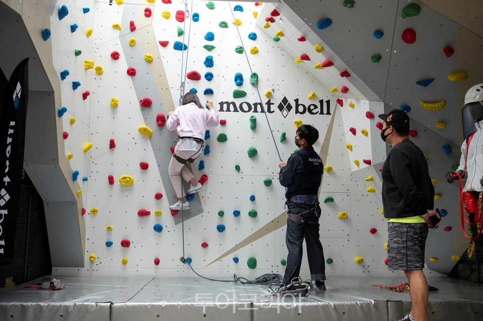 몽벨 분당스퀘어에서 암벽등반을 체험할 수 있다.