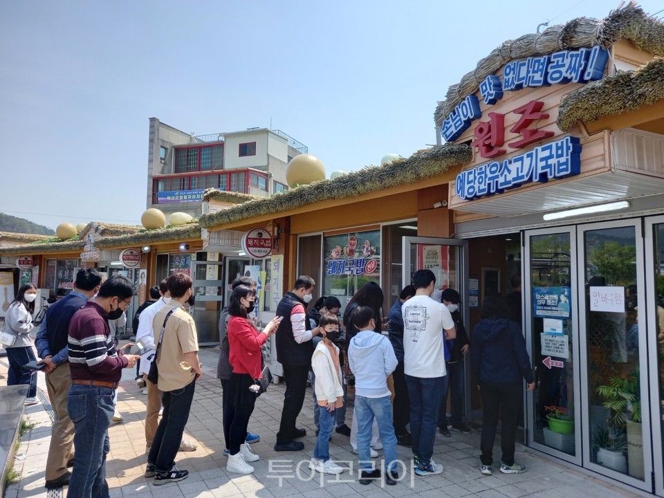 예산시장 한 국밥집 앞에 손님이 줄을 선 모습