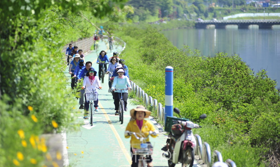 ‘성큼 다가온 일상’ -관광객들이 화천 북한강 자전거길에서 라이딩을 즐기고 있다. 사진은 코로나19 확산 이전인 2018년 봄= 화천군 제공