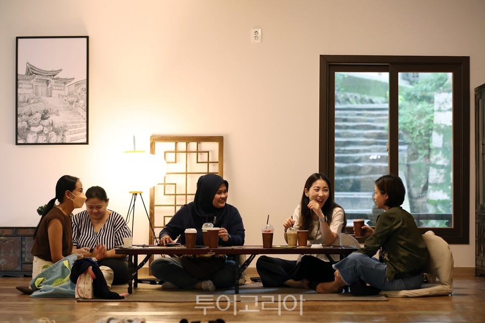 서울 도심 등산관광센터 근처 한옥 카페 ‘선운각’에서 여유를 만끽하고 있는 팸투어 참가자들.